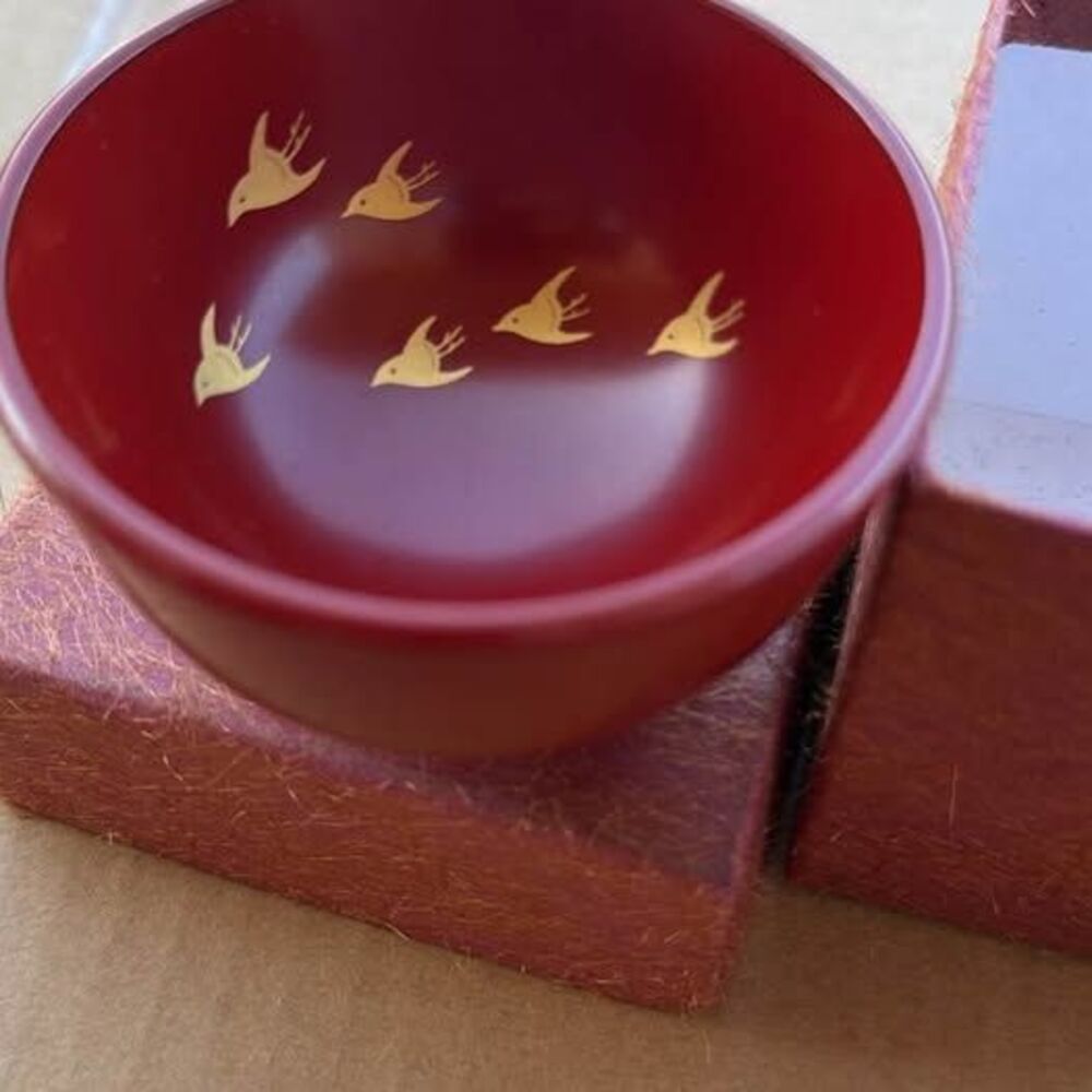 Japanese red lacquer Sakazuki ball with gold Bird motifs - Picture 1 of 3